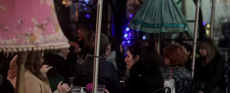 “Κλείδωσαν” τα νέα μέτρα: Επιστρέφουν οι σχολικές εκδρομές και οι όρθιοι στα μπαρ – Αυξάνεται η χωρητικότητα στα γήπεδα.