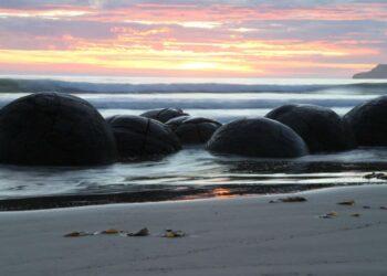 Μαγευτικό: Η παραλία με τα “αυγά δεινοσαύρων”! Που βρίσκεται;