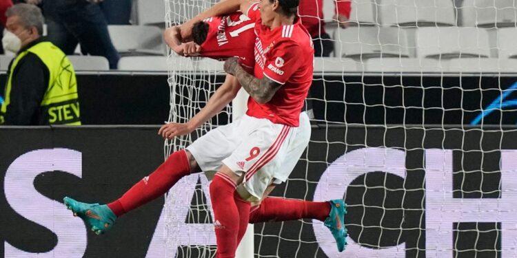 CHAMPIONS LEAGUE Μπενφίκα – Άγιαξ 2-2: Ο Γιαρέμτσουκ την κράτησε ζωντανή κόντρα στον Αλέ.