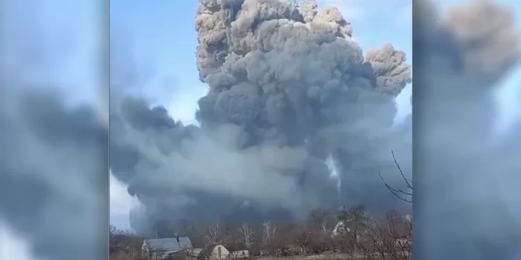 Εισβολή στην Ουκρανία: Ρωσικό «σφυροκόπημα» σε όλη τη χώρα – Ισχυρές εκρήξεις και βομβαρδισμοί με νεκρούς.