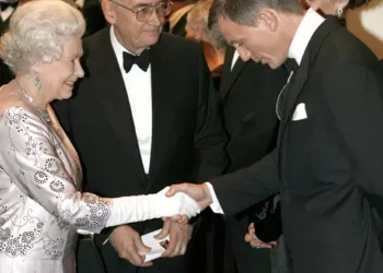 Ο Daniel Craig αποκάλυψε πως πραγματικά συμπεριφέρεται η βασίλισσα Ελισάβετ off camera.