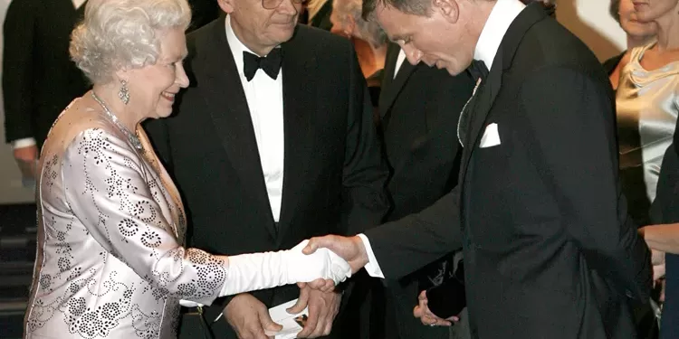 Ο Daniel Craig αποκάλυψε πως πραγματικά συμπεριφέρεται η βασίλισσα Ελισάβετ off camera.