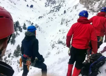 Καλάβρυτα: Ολοκληρώθηκε η επιχείρηση μεταφοράς των τριών νεκρών αναρριχητών – Ίχνη χιονοστιβάδας στην πλαγιά.