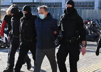 Έφτασε στο δικαστήριο ο Δημήτρης Λιγνάδης: Μεγάλη η κινητοποίηση της Αστυνομίας.