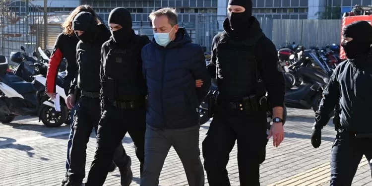 Έφτασε στο δικαστήριο ο Δημήτρης Λιγνάδης: Μεγάλη η κινητοποίηση της Αστυνομίας.