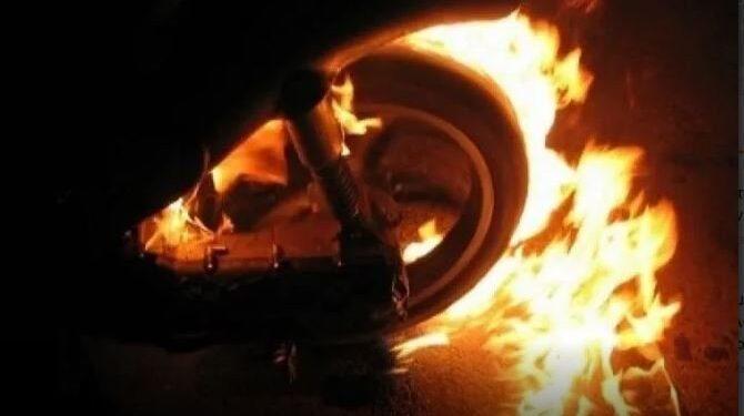 Εφιάλτης για 29χρονη στον Βόλο: 43χρονος έβαλε φωτιά στη μηχανή της επειδή τον απέρριπτε ερωτικά.