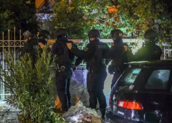 Νέα Ιωνία: Άφαντος ακόμα ο διαρρήκτης, άγνωστο αν έχει πάρει το όπλο της αστυνομικού.