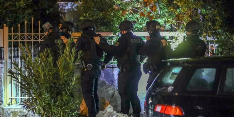 Νέα Ιωνία: Άφαντος ακόμα ο διαρρήκτης, άγνωστο αν έχει πάρει το όπλο της αστυνομικού.