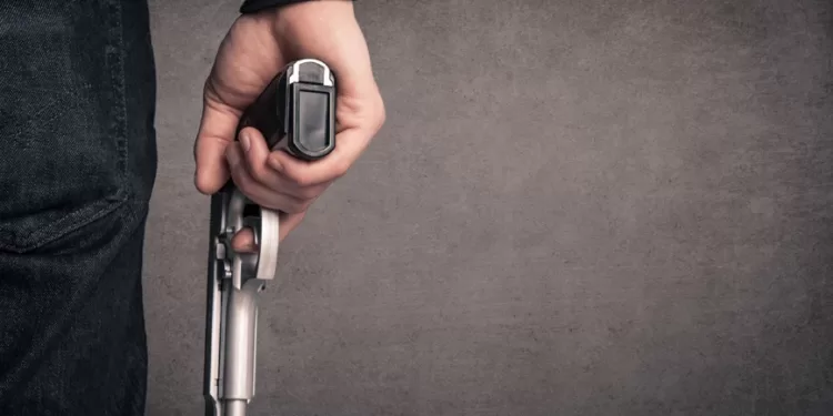 Ο ληστής με τη χειρουργική μάσκα: Πώς 24χρονος υπό την απειλή όπλου ή μαχαιριού ξάφριζε καταστήματα στην Αττική.