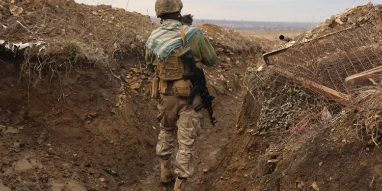 Συνεχίζεται το θρίλερ στην Ουκρανία: Ακούστηκε ήχος από οβίδες στο αεροδρόμιο του Ντονέτσκ.