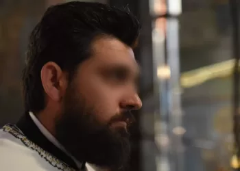 Εξοργιστική δήλωση υπέρ του ιερέα – «Τι θέλουν αυτά τα κοριτσάκια με τα βυζάκια έξω;»