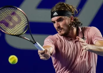 Στέφανος Τσιτσιπάς: Πέρασε το εμπόδιο του Ντζέρε στο Ακαπούλκο και έφτασε τις 200 νίκες.