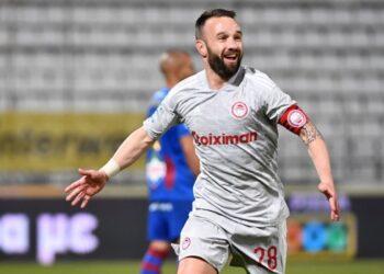 Βόλος – Ολυμπιακός 0-1: Με γκολάρα του Βαλμπουενά απέδρασε από το Πανθεσσαλικό.