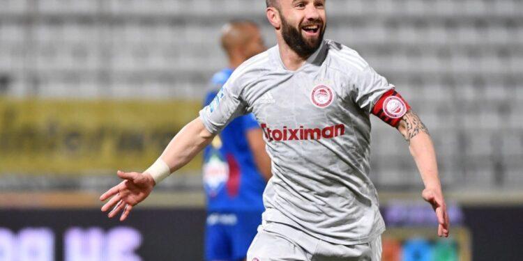 Βόλος – Ολυμπιακός 0-1: Με γκολάρα του Βαλμπουενά απέδρασε από το Πανθεσσαλικό.