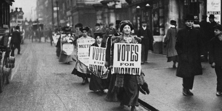 «Καθώς ο κόσμος γιορτάζει την Παγκόσμια Ημέρα της Γυναίκας, το ρολόι των γυναικείων δικαιωμάτων πηγαίνει πίσω».