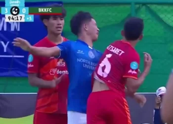 Ποδοσφαιριστής στην Ταϊλάνδη έστειλε αντίπαλό του στο νοσοκομείο με σοκαριστική αγκωνιά.