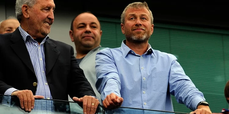 Ρόμαν Αμπράμοβιτς: Η κλοπή ενός τρένου με ντίζελ, η στημένη δημοπρασία και η απαγωγή του ανταγωνιστή.