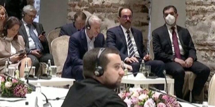 Ο Αμπράμοβιτς σε ρόλο ειρηνοποιού: Γιατί ο «αγοραφοβικός» ολιγάρχης βγήκε στο προσκήνιο.