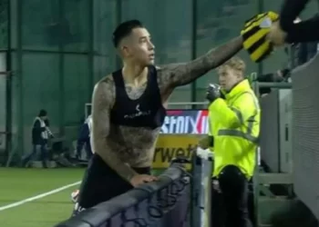 Ο Αραούχο της ΑΕΚ έδωσε τη φανέλα του σε φίλαθλο του Παναθηναϊκού  iefimerida.gr – Ο Αραούχο της ΑΕΚ έδωσε τη φανέλα του σε φίλαθλο του Παναθηναϊκού .