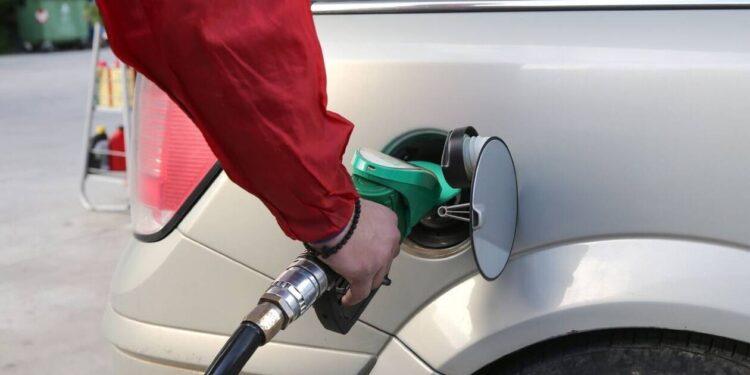 Καύσιμα: Γεμίσματα με «δώρο» για όσους έχουν εισόδημα έως 30.000 ευρώ.