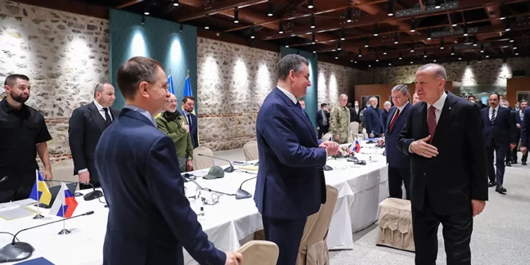Ρόμαν Αμπράμοβιτς: Παρών στις συνομιλίες μεταξύ Ουκρανίας και Ρωσίας στην Κωνσταντινούπολη – Δείτε εικόνες.