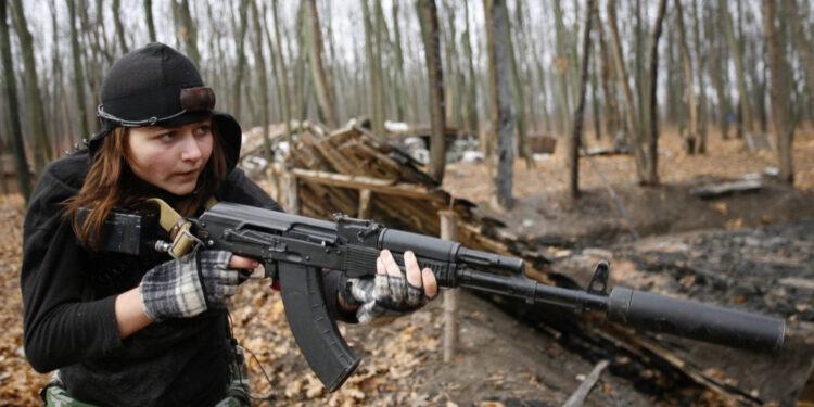 Πόλεμος στην Ουκρανία: Που βρέθηκαν τα Καλάσνικοφ που στέλνει η Ελλάδα στο μέτωπο;