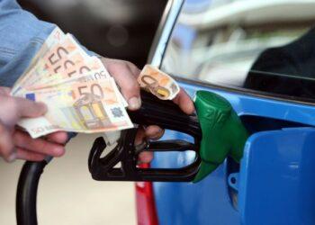 Μπαίνει πλαφόν κέρδους σε καύσιμα, σιτάρι και όποιο προϊόν επηρεάζεται από τον πόλεμο στην Ουκρανία.