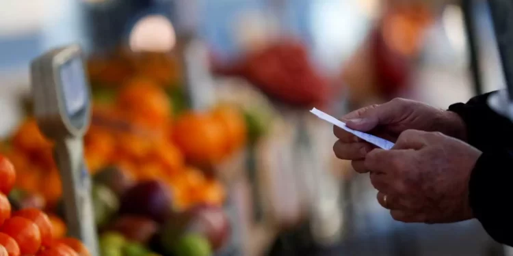 Ο πληθωρισμός «ισοπεδώνει» την Τουρκία: Πολίτες αγοράζουν σάπια λαχανικά και μπαγιάτικο ψωμί.