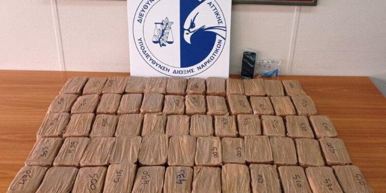 Πάνω από 30 κιλά ηρωίνης βρέθηκαν σε διαμέρισμα στο κέντρο της Αθήνας.