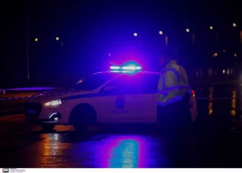 Παλαιό Φάληρο: «Γάζωσαν» με σφαίρες επιχειρηματία ενώ οδηγούσε.