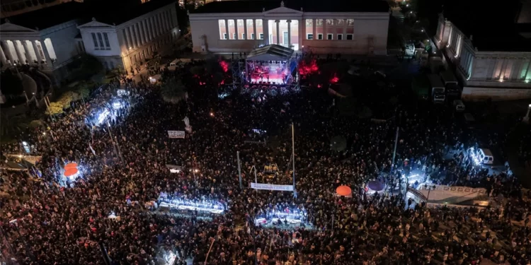 Προπύλαια: Συναυλία ειρήνης χωρίς σημαίες της Ουκρανίας – Δείτε φωτογραφίες.