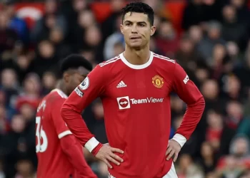 Κριστιάνο Ρονάλντο: «Σχεδιάζει να αποχωρήσει από τη Γιουνάιτεντ για να πάει στην Παρί».