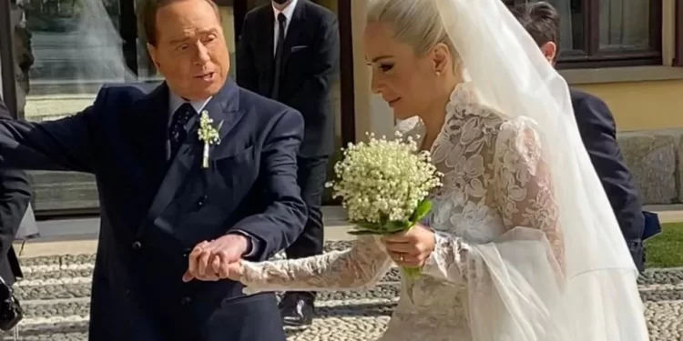 Παντρεύτηκε ο Σίλβιο Μπερλουσκόνι με την 32χρονη σύντροφό του -Γάμος 400.000 ευρώ, δείτε φωτόΠηγή: iefimerida.gr – Παντρεύτηκε ο Σίλβιο Μπερλουσκόνι με την 32χρονη σύντροφό του -Γάμος 400.000 ευρώ, δείτε φωτό .