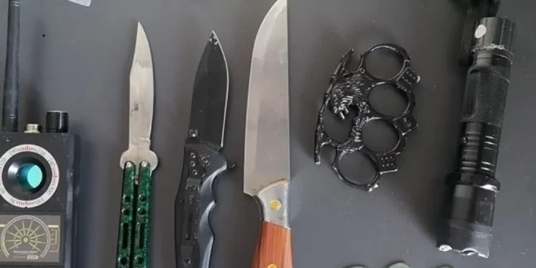 Είχαν αρχαιότητες, παράνομο οπλισμό και ναρκωτικά.