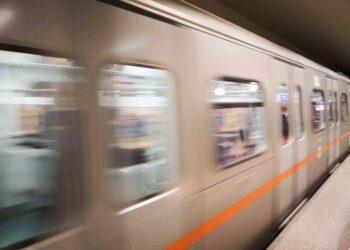 Τραβούν «χειρόφρενο» σε μετρό, τραμ και τρόλεϊ.