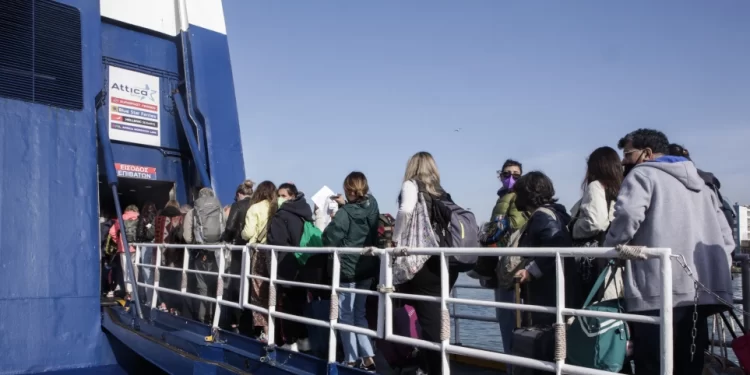 Έξοδος Πάσχα: Φεύγουν και οι τελευταίοι ταξιδιώτες από το λιμάνι του Πειραιά – Γεμάτα τα καράβια