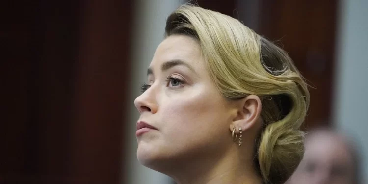 Άμπερ Χέρντ: Ξέχασε ότι υπάρχουν κάμερες στη δίκη και έδειξε τα συναισθήματα της – «Είναι ψυχοπαθής», λένε στο Twitter