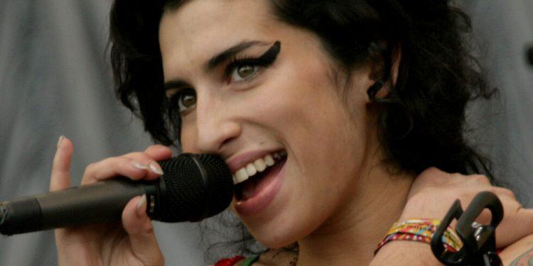 Amy Winehouse: Για πρώτη φορά σε βινύλιο η εμβληματική της εμφάνιση στο Glastonbury το 2007 Είχε ερμηνεύσει τις διαχρονικές της επιτυχίες της όπως τα «Rehab», «You Know I’m No Good», «Tears Dry On Their Own».