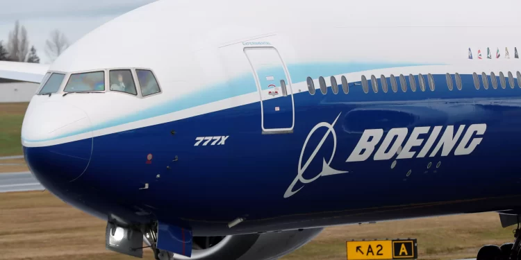 Σιάτλ: Ένα Boeing 747 ανάμεσα σε δύο ουρανοξύστες – Εικόνα του τεράστιου Jumbo να αιωρείται