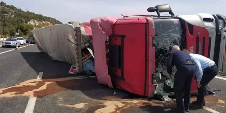 Φωτογραφίες από το ατύχημα στην Εθνική που προκάλεσε το μποτιλιάρισμα – Τι λέει διασώστρια του ΕΚΑΒ