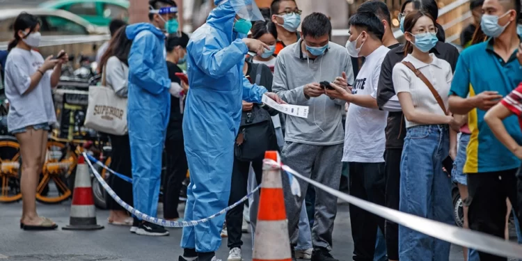 Χάος στην Κίνα: Τα κρούσματα Covid καλπάζουν, τα μέτρα χαλαρώνουν, οι Κινέζοι σε απόγνωση.