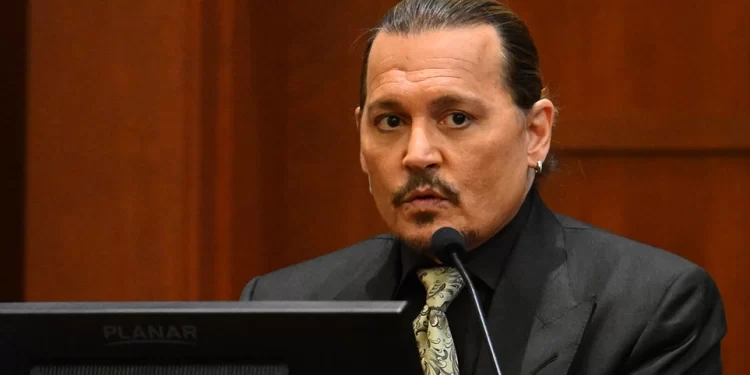 Ο Τζόνι Ντεπ στο δικαστήριο: «Η Χερντ λέει ψέματα, δεν έχω χτυπήσει ποτέ καμία γυναίκα στη ζωή μου»