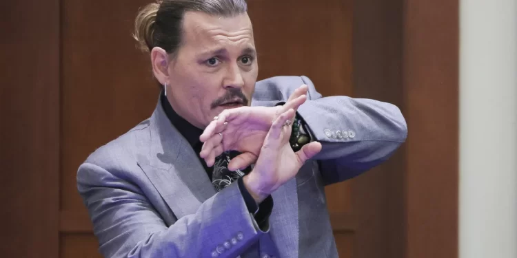 Η κατάθεση ψυχής του Τζόνι Ντεπ για τα παιδικά του χρόνια: Η κακοποιητική μητέρα, πετούσε τασάκια πάνω τους