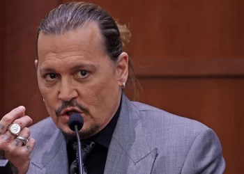 Τζόνι Ντεπ για Άμπερ Χερντ: «Μου πετούσε το τηλεκοντρόλ στο κεφάλι, το κρασί στο πρόσωπο»