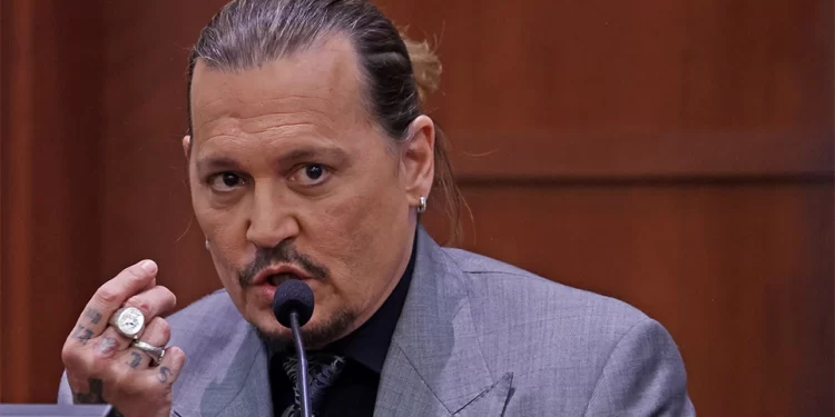 Τζόνι Ντεπ για Άμπερ Χερντ: «Μου πετούσε το τηλεκοντρόλ στο κεφάλι, το κρασί στο πρόσωπο»