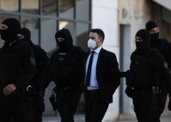 Μπάμπης Αναγνωστόπουλος: Ψυχρός και αμίλητος στην εισαγγελέα – Γιατί δεν παρέστησαν οι γονείς της Καρολάιν στη δίκη.