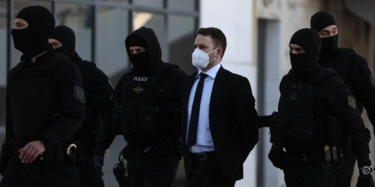 Μπάμπης Αναγνωστόπουλος: Ψυχρός και αμίλητος στην εισαγγελέα – Γιατί δεν παρέστησαν οι γονείς της Καρολάιν στη δίκη.