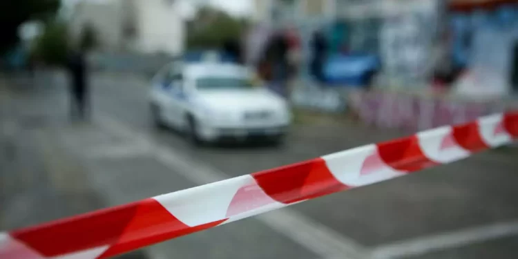 Εύβοια: «Γάζωσαν» με 13 σφαίρες τα αυτοκίνητα αστυνομικού και της συζύγου του – Θρίλερ στη Χαλκίδα