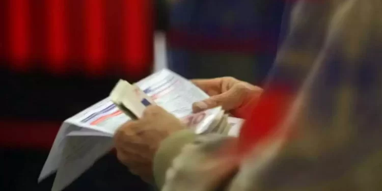 Ακρίβεια: Το σχέδιο για τους φουσκωμένους λογαριασμούς στο ρεύμα – Πλαφόν στις τιμές χονδρικής και αυξήσεις επιδομάτων