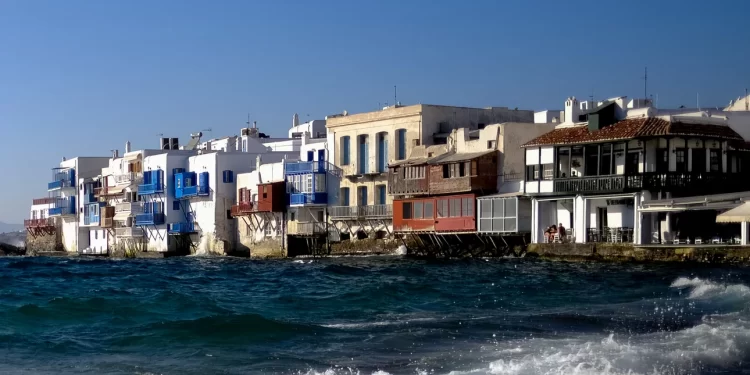 Μύκονος: Εποχική εργαζόμενη «Κοιμόμαστε σε κοτέτσια και στάβλους, αλίμονο σε όποιον μιλήσει»